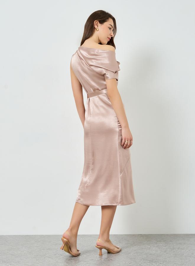 ستايلي فستان ميدي ساتان بكتف واحد وحافة واسعة - Image 4